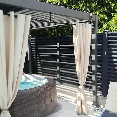 Nostalgia Pool & Wellness