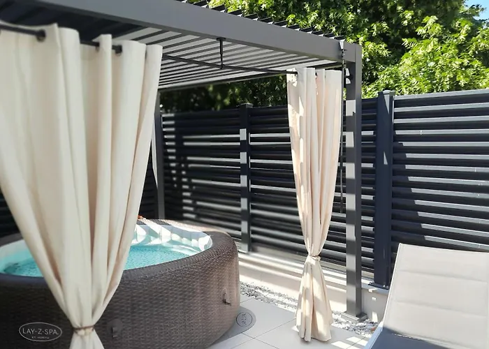 Nostalgia Pool & Wellness